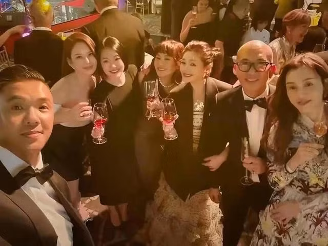 Đây được cho là bức ảnh cuối cùng của nữ diễn viên 7X chụp cùng chồng và em gái khi tham dự bữa tiệc của gia đình người bạn (Từ Hy Viên đứng thứ 3 từ phải qua)