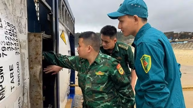 Bộ đội biên phòng kiểm tra các bồn chứa khí