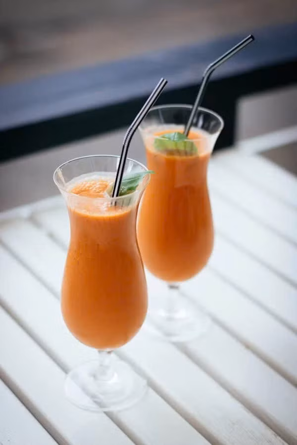 Các chuyên gia dinh dưỡng khuyên nên tiêu thụ nước táo xay không thêm đường hoặc ăn táo nguyên quả để tối đa hóa lợi ích