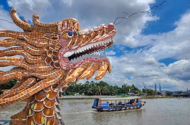 Đò qua miếu Phù Châu - điểm hành hương nổi tiếng