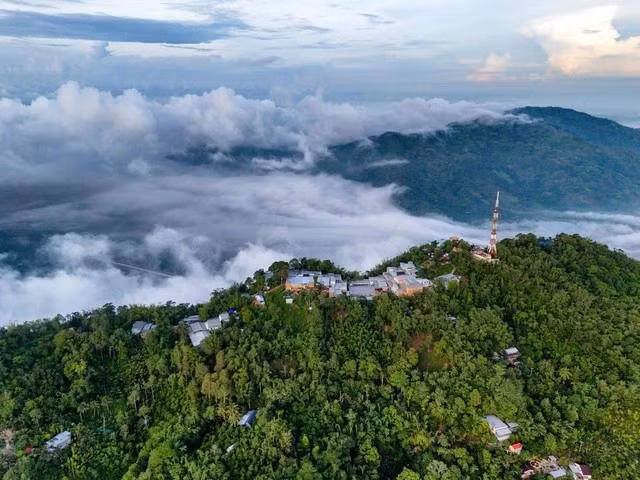 Núi Cấm phủ màu xanh mướt của tán cây rừng, của những vườn cây ăn trái, khí hậu rất mát mẻ thích hợp đến du lịch, nghỉ dưỡng