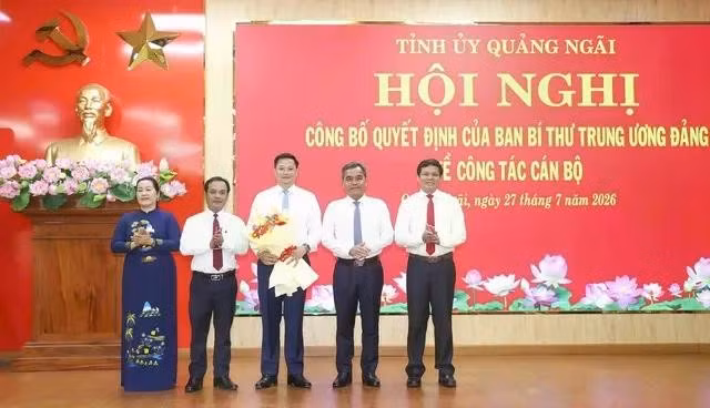 Thường trực Tỉnh ủy Quảng Ngãi tặng hoa chúc mừng ông Nguyễn Đức Tâm (giữa)