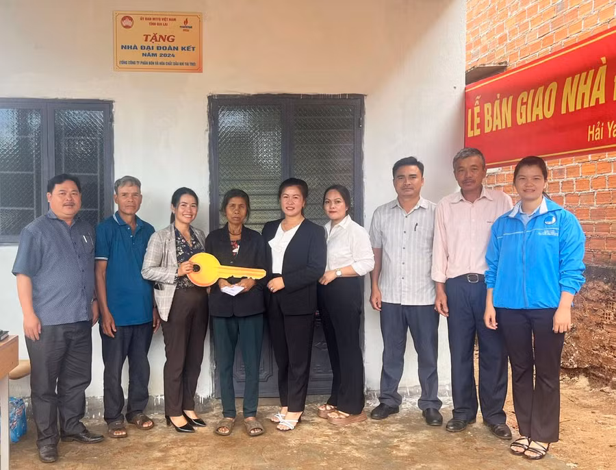 ban-thuong-truc-uy-ban-mttq-viet-nam-huyen-dak-doa-to-chuc-ban-giao-nha-dai-doan-ket-cho-gia-dinh-ba-awoi-o-lang-bong-hiot-xa-hai-yang-huyen-dak-doa-anh-thanh-nhat.jpg