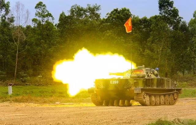 Xe tăng của Lữ đoàn Hải quân đánh bộ 147 thực hành bắn pháo 76mm