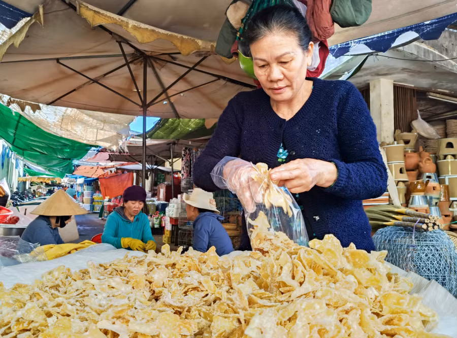 ba-le-thi-cam-dang-chuan-bi-mut-gung-giao-cho-khach-anh-dong-lai.jpg