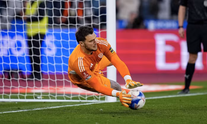 Thủ thành Lucas Perri đưa Leeds United vào bán kết sau 3 năm
