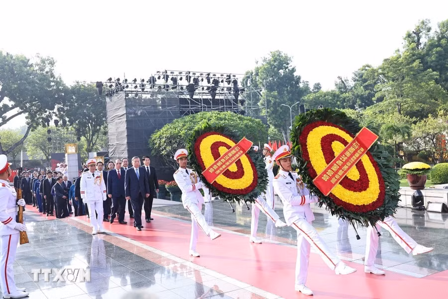Đoàn Lãnh đạo Đảng, Nhà nước đặt vòng hoa tại Đài tưởng niệm các Anh hùng liệt sĩ trên đường Bắc Sơn (Ba Đình, Hà Nội). (Ảnh: Minh Đức/TTXVN)