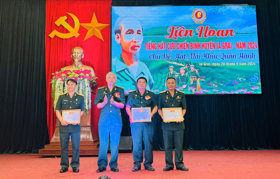 anh-lien-hoan-tieng-hat-ccb-huyen-ia-grai-2129.jpg