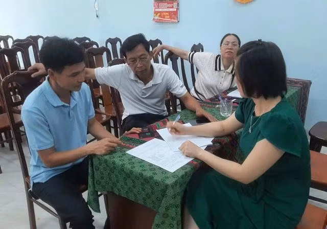 Người dân TP.Buôn Ma Thuột được hướng dẫn lấy ý kiến về sắp xếp, sáp nhập cấp tỉnh và cấp xã