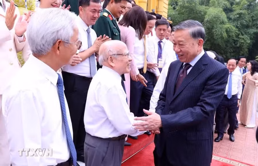 Tổng Bí thư, Chủ tịch nước Tô Lâm với các nhà báo tiêu biểu. (Ảnh: Văn Điệp/TTXVN)