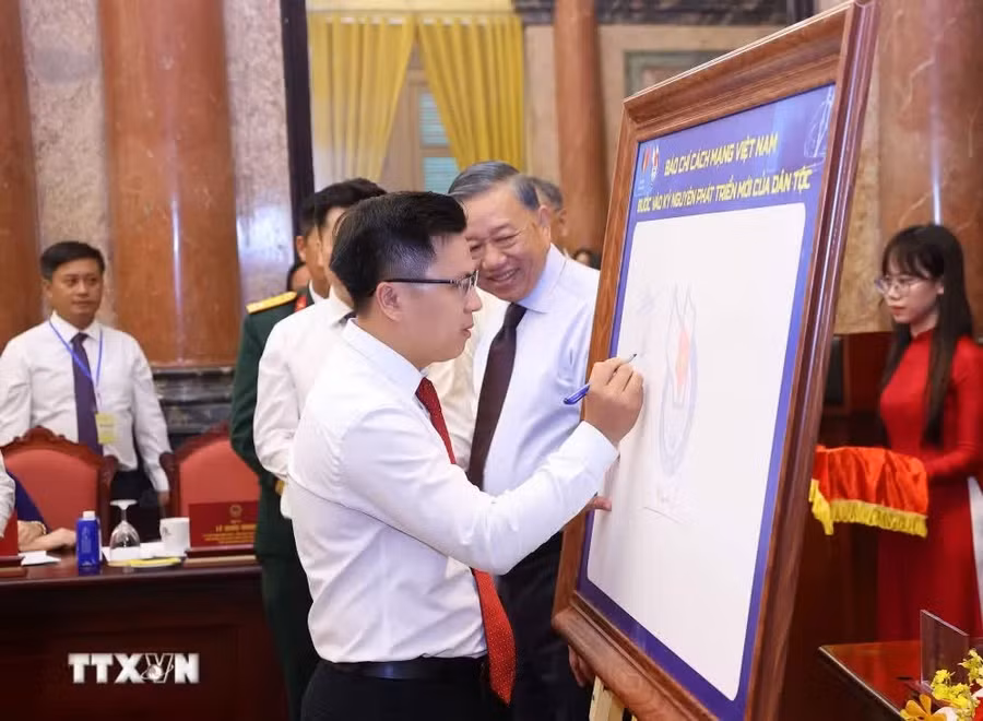 Các nhà báo tiêu biểu ký lưu niệm vào biểu trưng của Hội Nhà báo Việt Nam. (Ảnh: Văn Điệp/TTXVN)