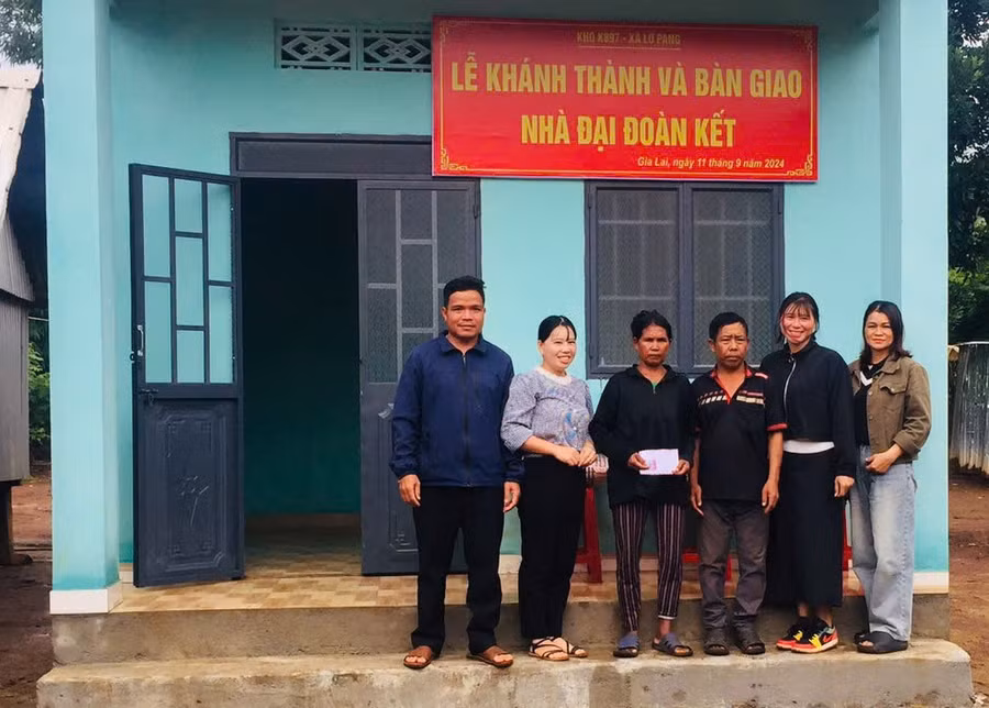 xa-lo-pang-huyen-mang-yang-ho-tro-nha-o-cho-ho-ong-rot-ho-can-ngheo-lang-dak-hla-to-drah-xa-lo-pang-anh-thanh-nhat-1.jpg