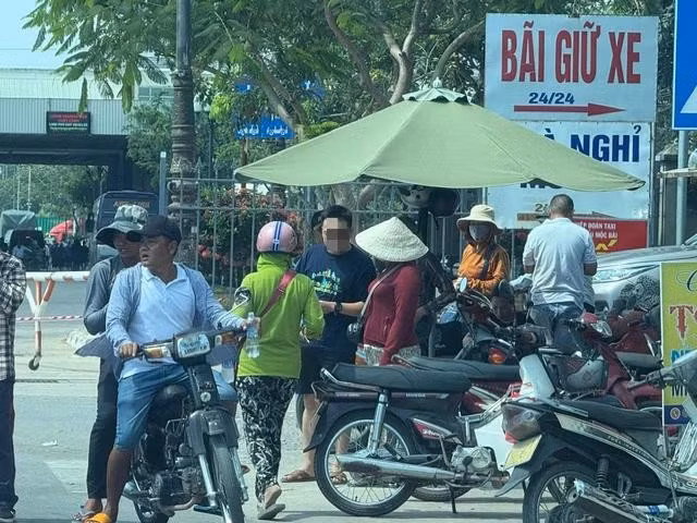 Người phụ nữ (đội nón lá) tư vấn cho chúng tôi qua Campuchia không cần hộ chiếu