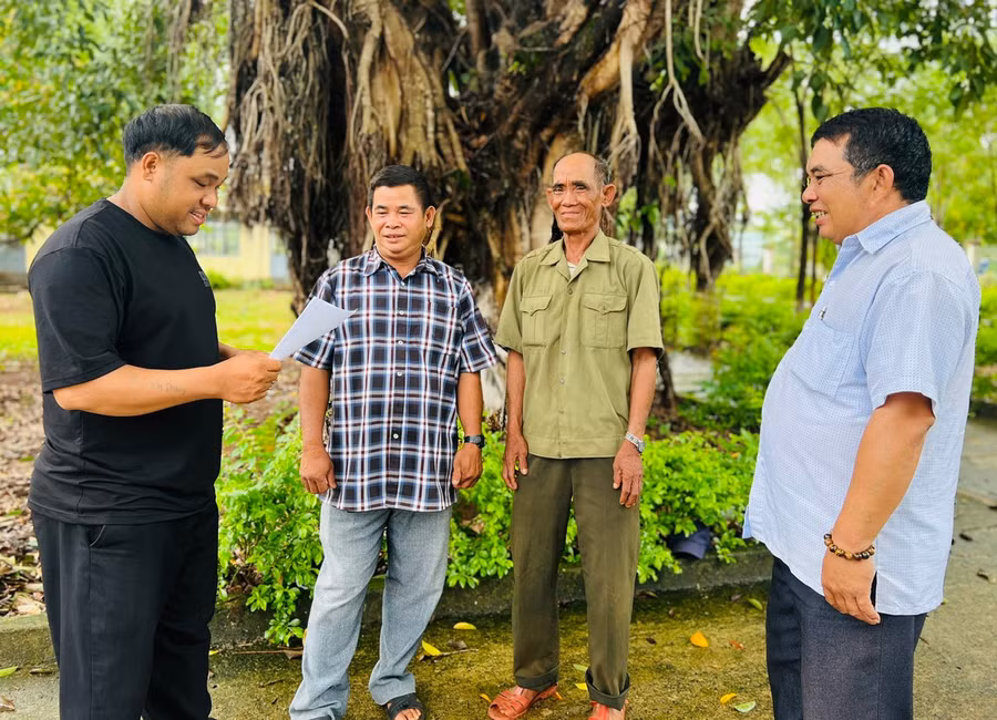pho-chu-tich-ubnd-xa-ia-o-ro-mah-jem-thu-nhat-bia-phai-trao-doi-voi-nguoi-dan-xa-ia-o-ve-xay-dung-nep-song-van-hoa-anh-dinh-yen.jpg