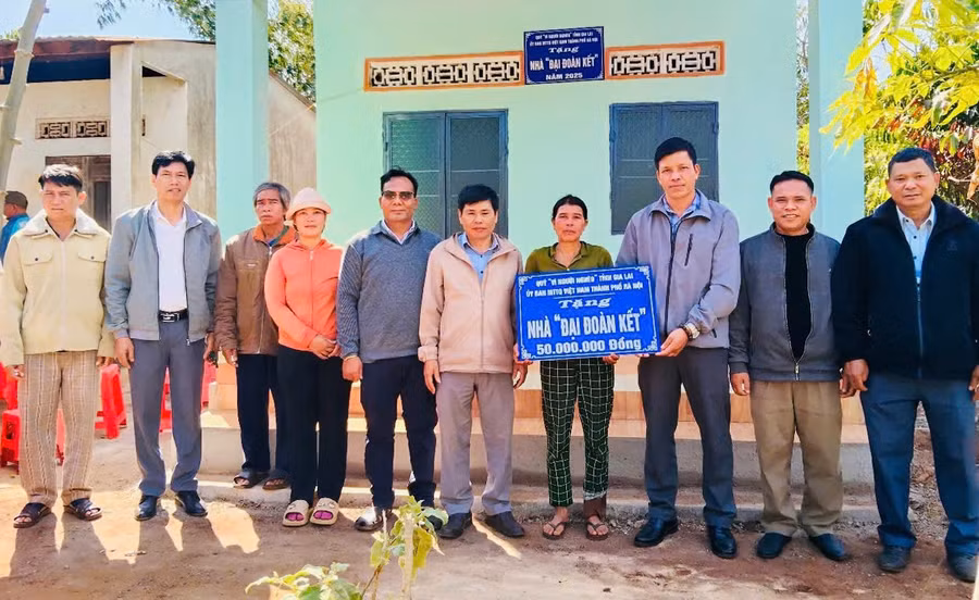 dai-dien-lanh-dao-uy-ban-mttq-viet-nam-tinh-va-uy-ban-mttq-viet-nam-huyen-chu-pah-ban-giao-nha-dai-doan-ket-cho-ho-ngheo-o-lang-to-von-2-xa-ia-khuol.jpg