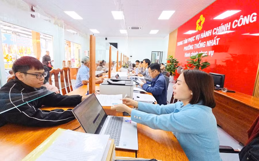 Cán bộ Trung tâm Phục vụ hành chính công phường Thống Nhất giải quyết thủ tục hành chính cho người dân. Ảnh: Bá Bính