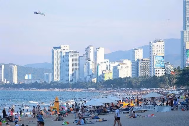 Mùa hè là mùa du lịch biển lên ngôi. Trong ảnh: Khách du lịch tắm biển Nha Trang