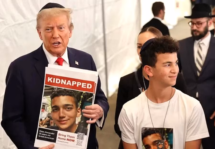 tong-thong-dac-cu-my-donald-trump-cam-tren-tay-buc-anh-con-tin-edan-alexander-anh-telegraph.jpg