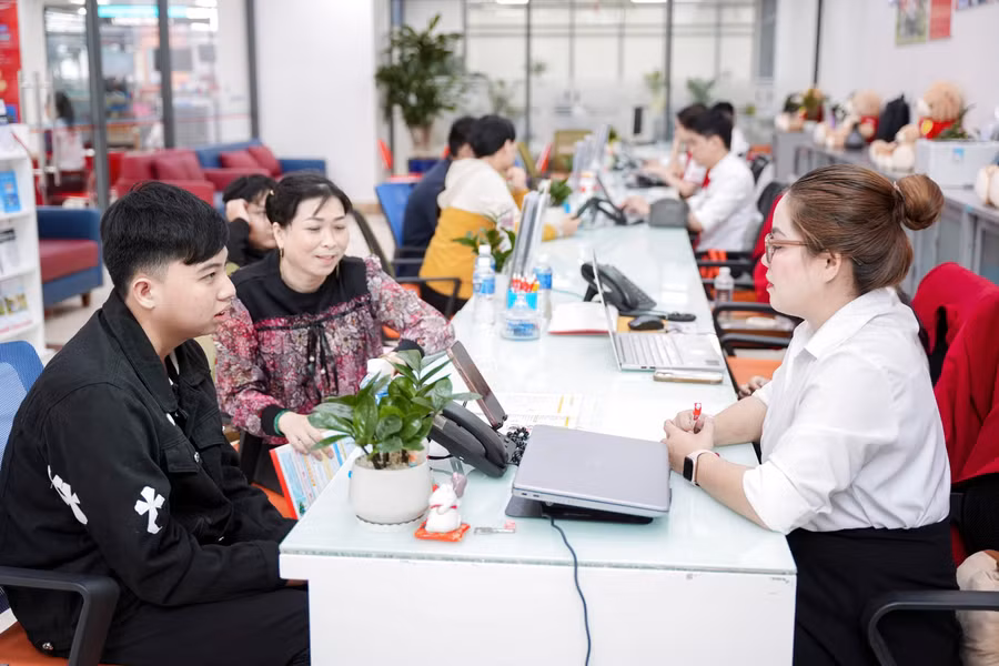 Thí sinh và phụ huynh tìm hiểu thông tin xét tuyển tại Trường ĐH Kinh tế - Tài chính TP.HCM