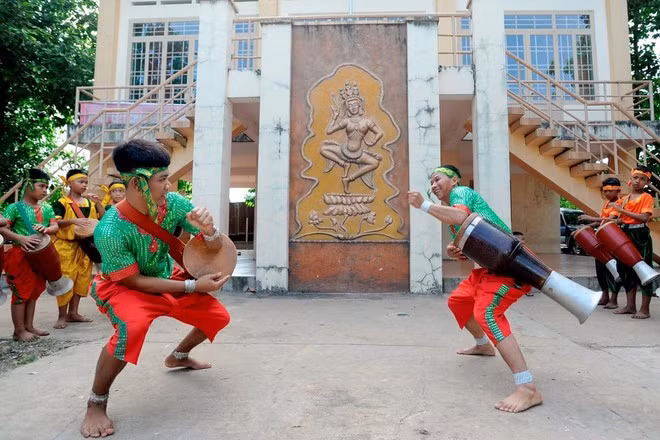 Để thực hiện các kỹ thuật khó trong bài múa Chhay - dăm, người múa phải luyện tập rất nhiều để có sức khỏe dẻo dai, thanh thoát trong từng động tác tay kết hợp với chân nhịp nhàng. (Ảnh: An Hiếu/TTXVN)