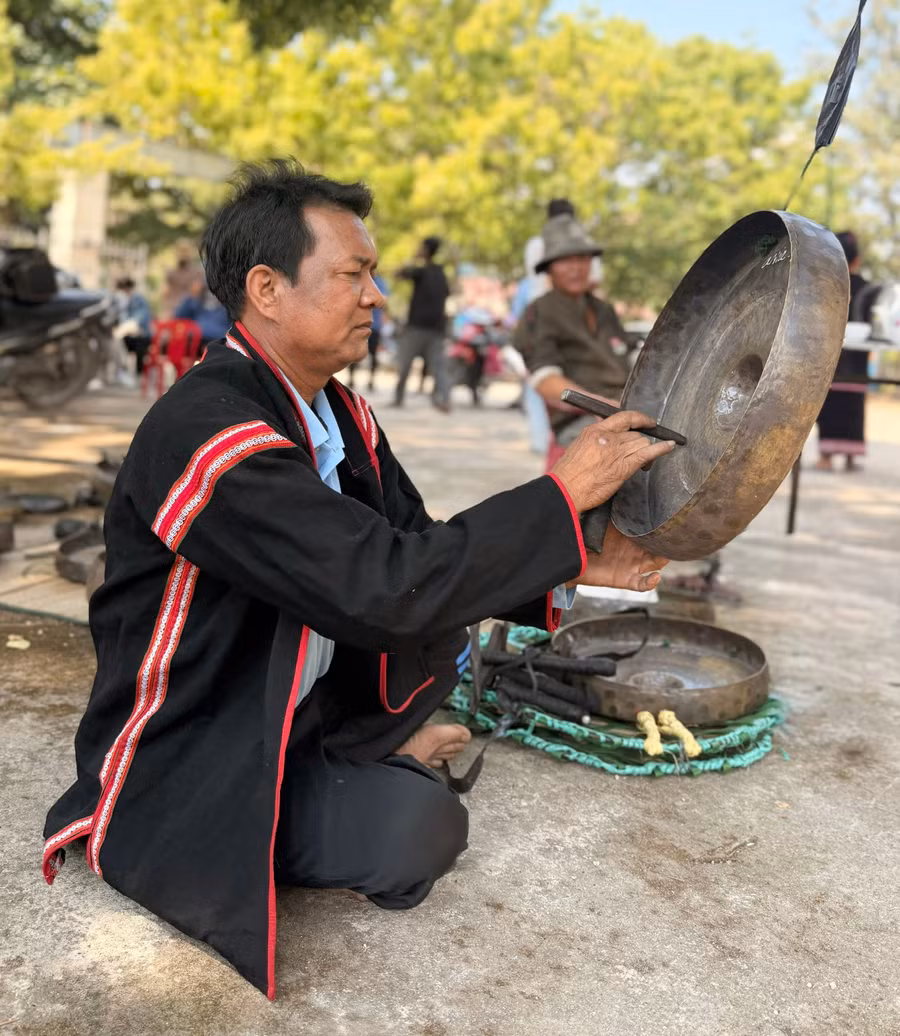 ben-goc-lang-nghe-nhan-ksor-kok-tap-trung-chinh-lai-chiec-chieng-bi-lech-am-chuan-bi-cho-le-cung-cau-mua-tai-thon-mlah.jpg