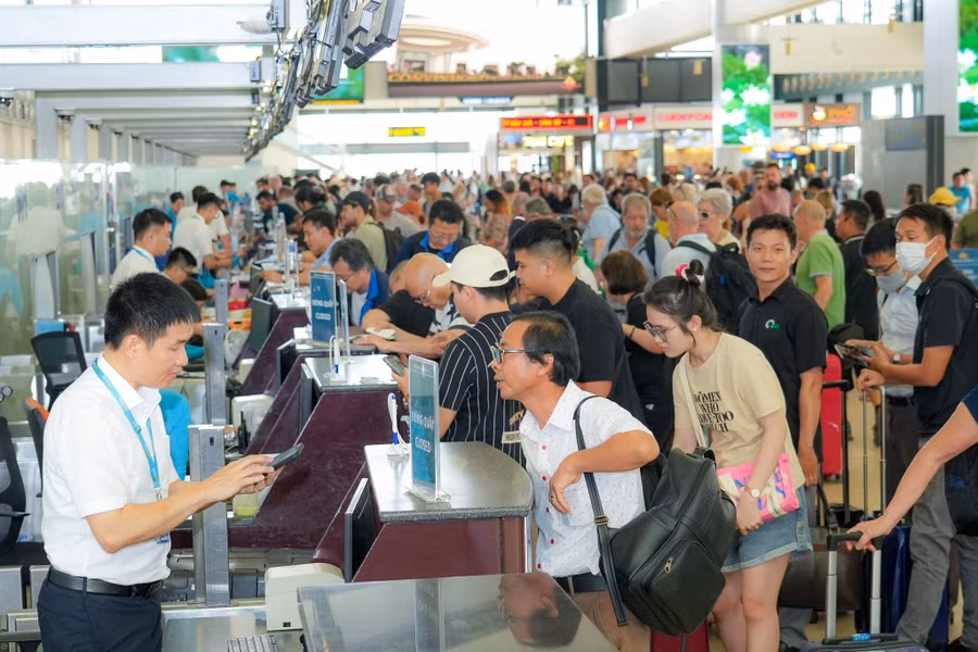 khach-bay-noi-dia-lam-thu-tuc-dot-cao-diem-tai-san-bay-noi-bai-anh-phan-cong-nguon-nldo.jpg