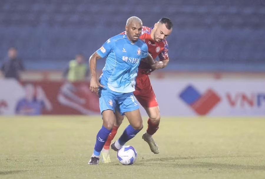 Thiago Henrique (trái) mở tỷ số cho CLB Đà Nẵng