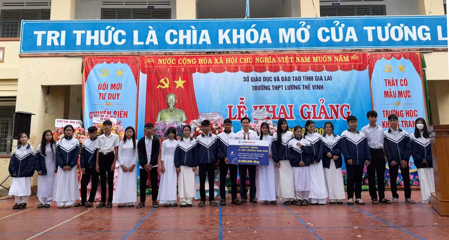 chuong-trinh-tiep-suc-den-truong-duoc-to-chuc-trong-khong-khi-phan-khoi-cua-ngay-khai-giang-nam-hoc-2026-2027.jpg