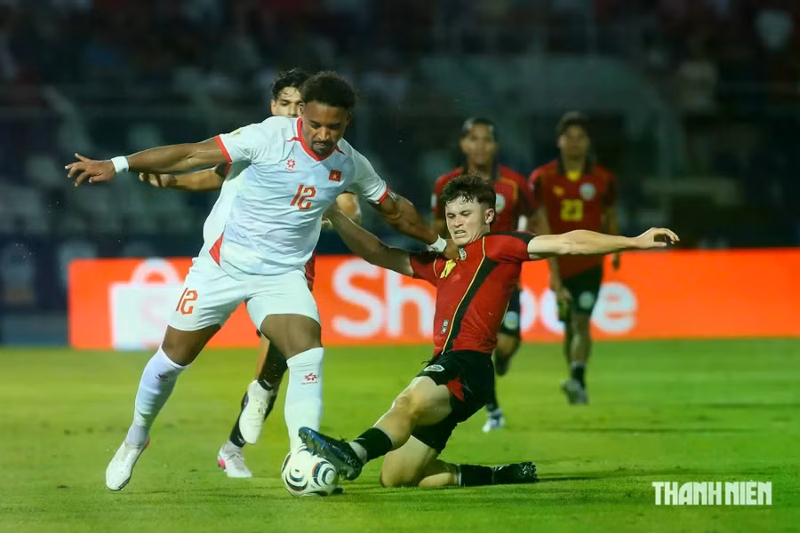 Ở FIFA ASEAN Cup 2026, đội tuyển VN (trái) sẽ không có những đối thủ dễ chơi như Timor Leste