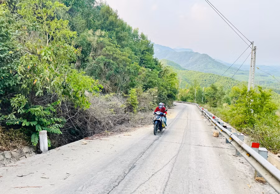 duong-lien-xa-van-canh-canh-lien-sat-lo-nguy-co-mat-an-toan.jpg