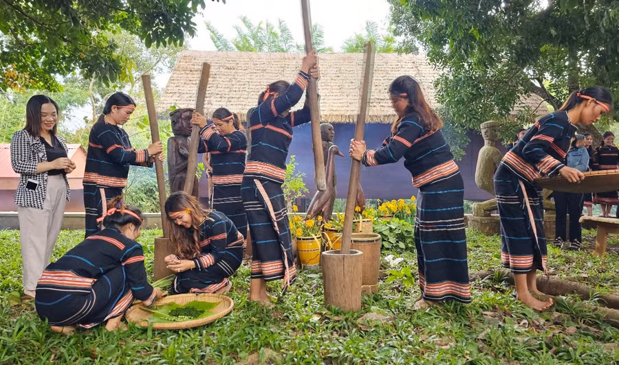 du-khach-tham-quan-trai-nghiem-hoat-dong-van-hoa-tai-lang-op-phuong-hoa-lu-anh-tra-my.jpg
