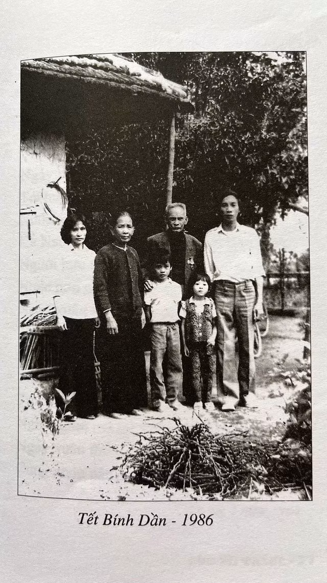Gia đình tác giả Tết Bính Dần 1986, in trong tập “Nắng mãi mưa trường”