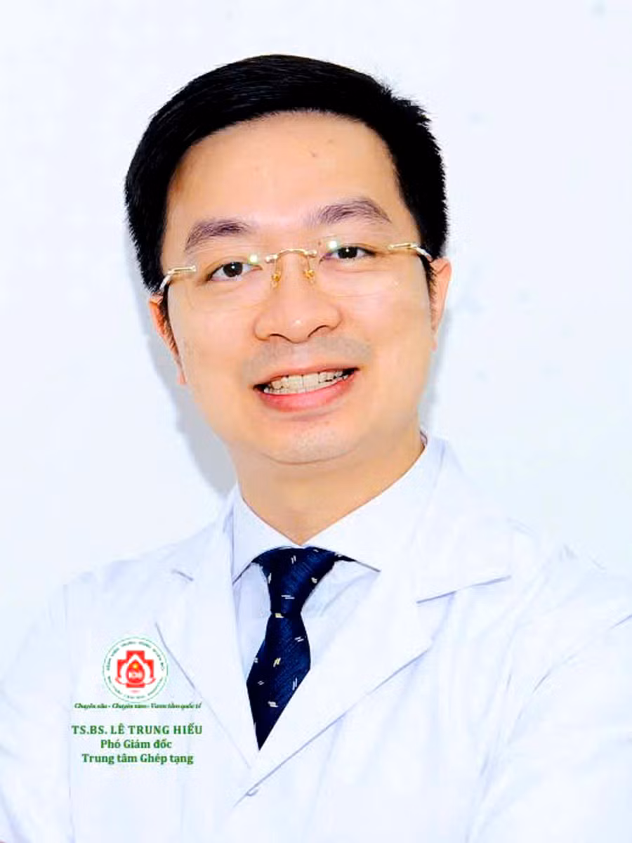 TS. BS Lê Trung Hiếu - Phó Giám đốc điều hành, Trung tâm Ghép tạng, Bệnh viện Trung ương Quân đội 108, Tổng Thư kí Phân hội Phẫu thuật Gan mật tuỵ Việt Nam.
