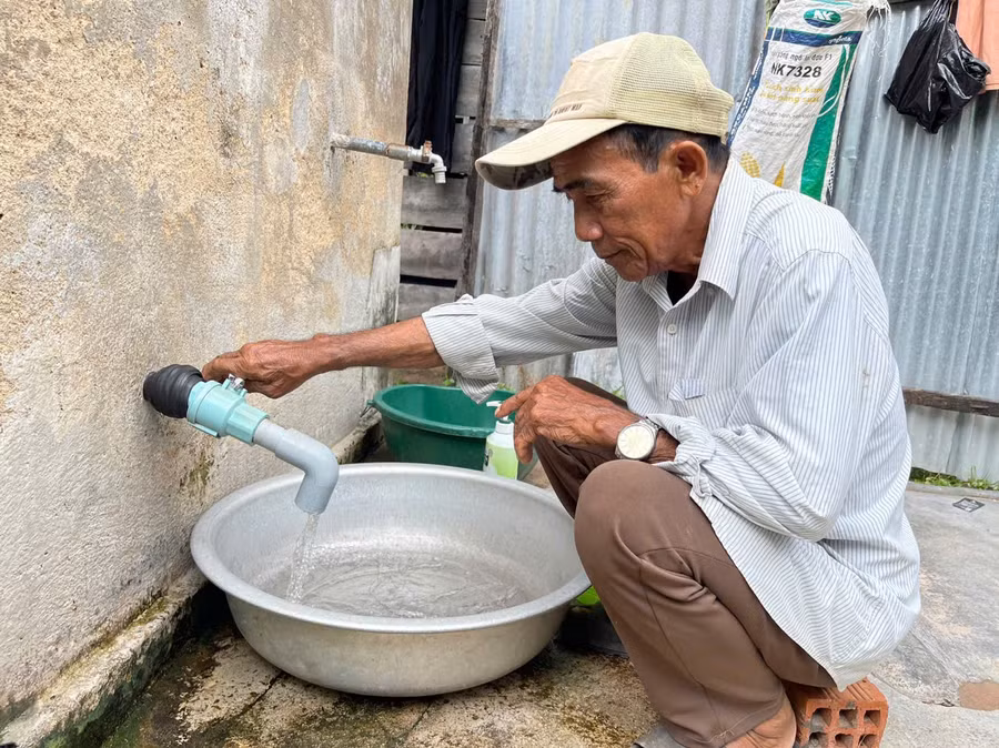 gia-dinh-ong-ksor-arup-buon-phu-ma-nher-2-hien-dang-su-dung-nuoc-sach-tu-he-thong-gieng-khoan-cua-xa-voi-gia-6000-dong-1-m3-anh-vu-chi-3834.jpg