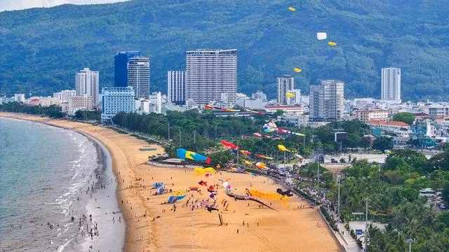 Lễ hội thả diều trên bãi biển Quy Nhơn (Bình Định)