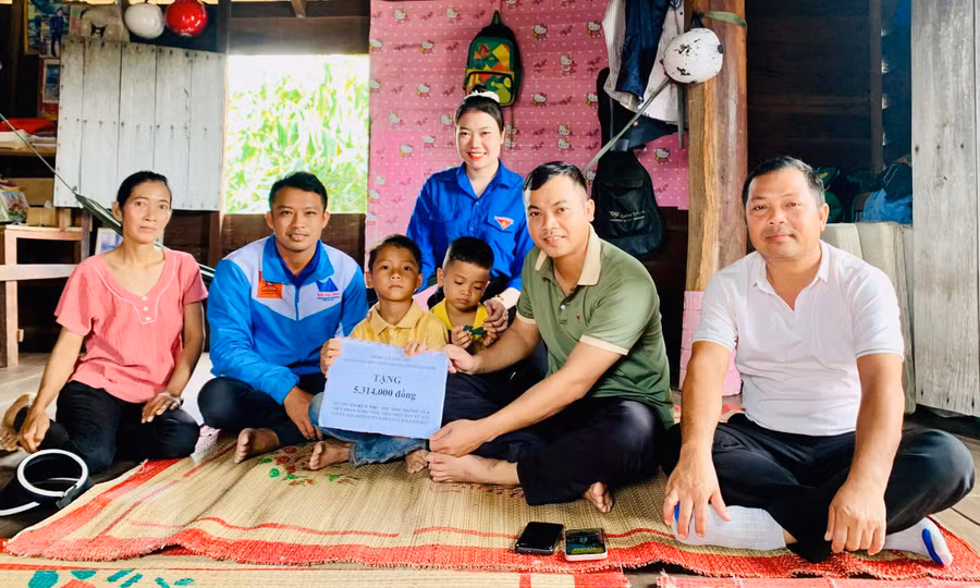 nhom-tinh-nguyen-nha-xanh-2019-phoi-hop-cung-doan-xa-ia-tul-huyen-ia-pa-tang-qua-cho-thieu-nhi-co-hoan-canh-kho-khan.jpg