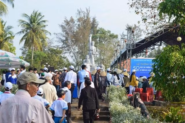 Dòng người đến Khu chứng tích Sơn Mỹ tưởng niệm 504 nạn nhân bị sát hại (ảnh chụp ngày 16.3.2018)