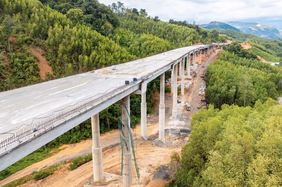 Hiện nay, cầu Cư San 9 đã hoàn thành lao lắp dầm, nhà thầu đang thi công hoàn thiện bản mặt cầu. Các cầu khác đã hoàn thành lao lắp dầm, đang hoàn thiện bản mặt cầu và tiếp tục thi công phần lan can, gia cố tứ nón, taluy, đắp vật liệu dạng hạt sau mố để tiến tới thảm bê tông nhựa. Ảnh: Chí Hùng