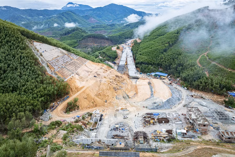 Cùng phần xây dựng, hệ thống cơ điện, giao thông thông minh ITS, hệ thống giám sát, điều khiển và trung tâm điều hành hầm Phượng Hoàng cũng được nhà thầu triển khai đồng bộ để phục vụ công tác quản lý, vận hành công trình. Ảnh: Chí Hùng