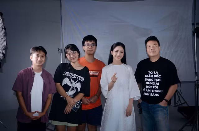 Ca sĩ Phương Ý cùng nhạc sĩ Hamlet Trương (bìa phải)