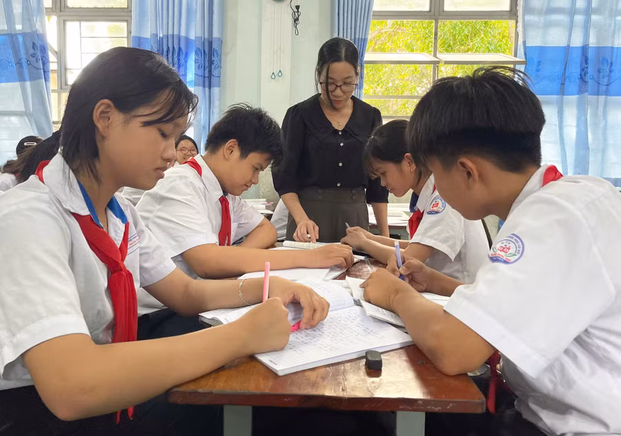 duoc-nghi-2-ngay-cuoi-tuan-giup-em-tran-duong-gia-bao-thu-2-tu-trai-qua-hoc-sinh-lop-81-truong-thcs-nguyen-trung-truc-cung-cac-ban-nang-cao-kha-nang-tu-hoc-anh-vu-chi.jpg