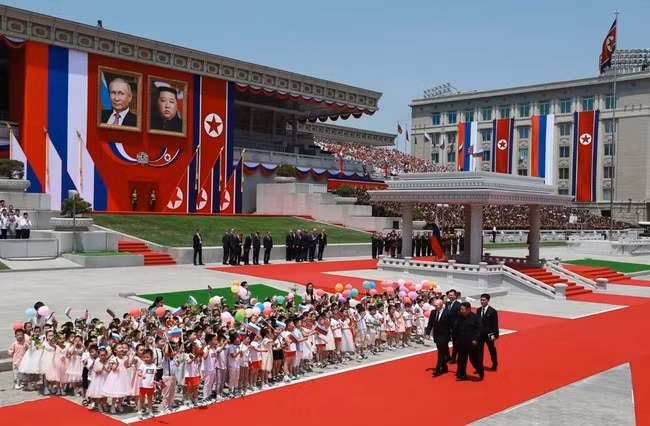 Hai nhà lãnh đạo Nga Vladimir Putin và Triều Tiên Kim Jong-un tại Bình Nhưỡng vào tháng 6-2024. Ảnh: EFE-EPA
