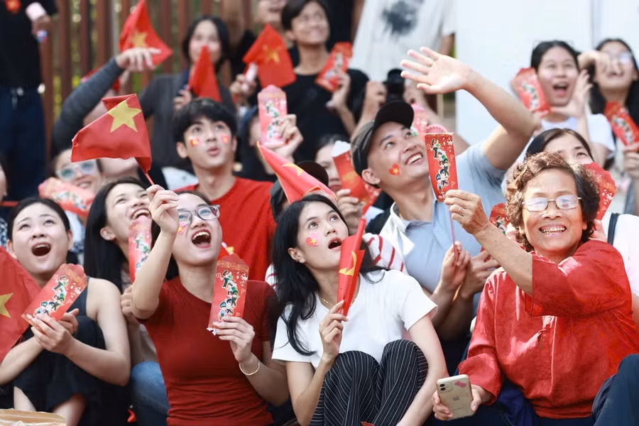 Khoảnh khắc người dân bất ngờ và phấn khích khi theo dõi tiêm kích trình diễn, bay lượn trên bầu trời.