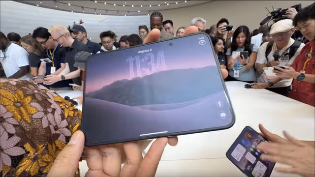 Vẫn còn nhiều ý kiến tranh cãi về nếp gấp màn hình trên iPhone Duo. Ảnh: Chụp màn hình Reddit