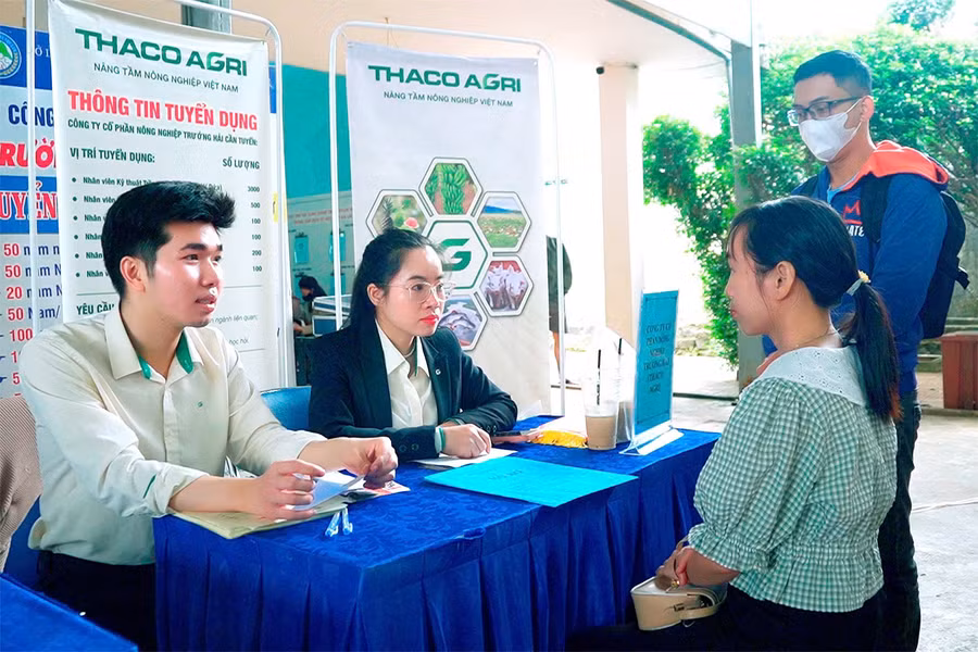 hon-3000-vi-tri-viec-lam-trong-voi-cac-nganh-nghe-nhu-may-mac-giay-da-go-noi-that-dich-vu-nha-hang-lai-xe-bao-ve-cho-don-nguoi-lao-dong-anh-duc-thuy.jpg
