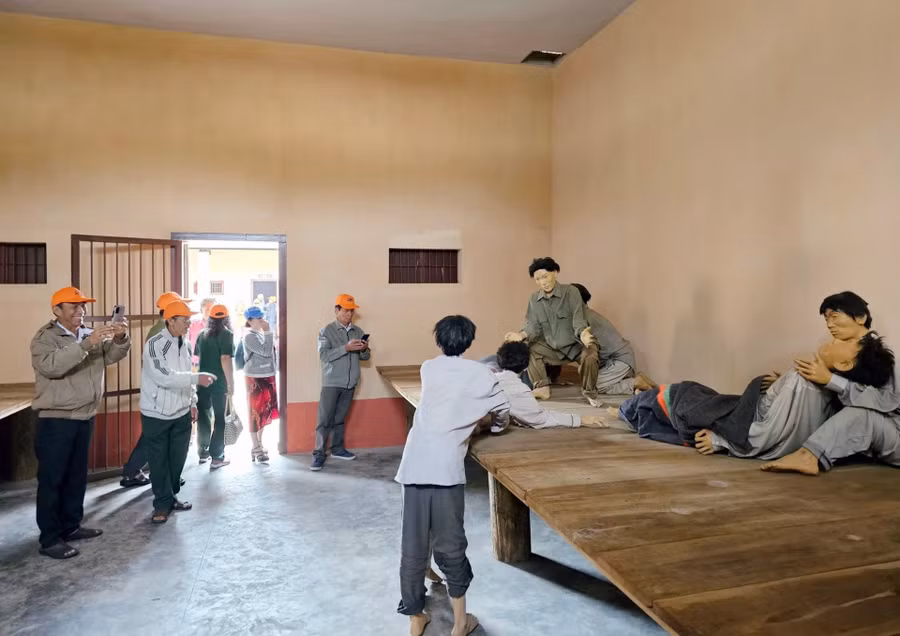 Du khách tham quan Di tích Nhà lao Thiếu nhi Đà Lạt