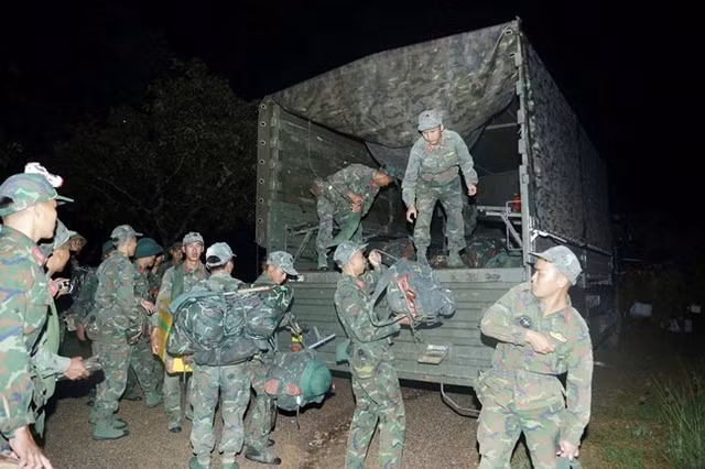 Các lực lượng được điều động đến hiện trường tìm kiếm 2 phi công. Ảnh: Báo Bình Định