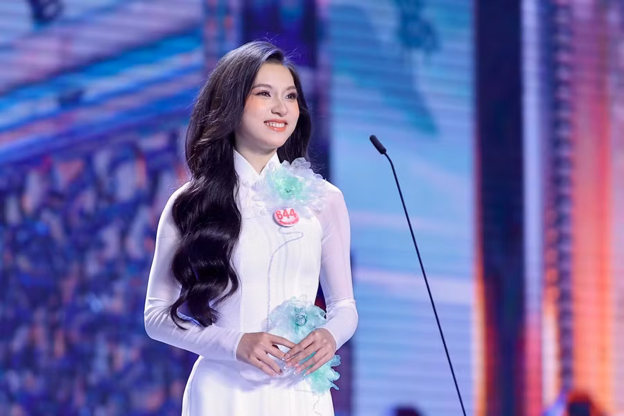 Nguyễn Đỗ Vũ Yến sinh năm 2004, đến từ Tiền Giang, sinh viên Đại học Nguyễn Tất Thành.