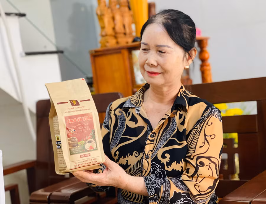 khoi-nghiep-o-tuoi-50-ba-hoang-thi-thuy-thon-my-thach-3-thi-tran-chu-se-da-tao-ra-dong-san-pham-ca-phe-sach-anh-mai-ka-7731.jpg