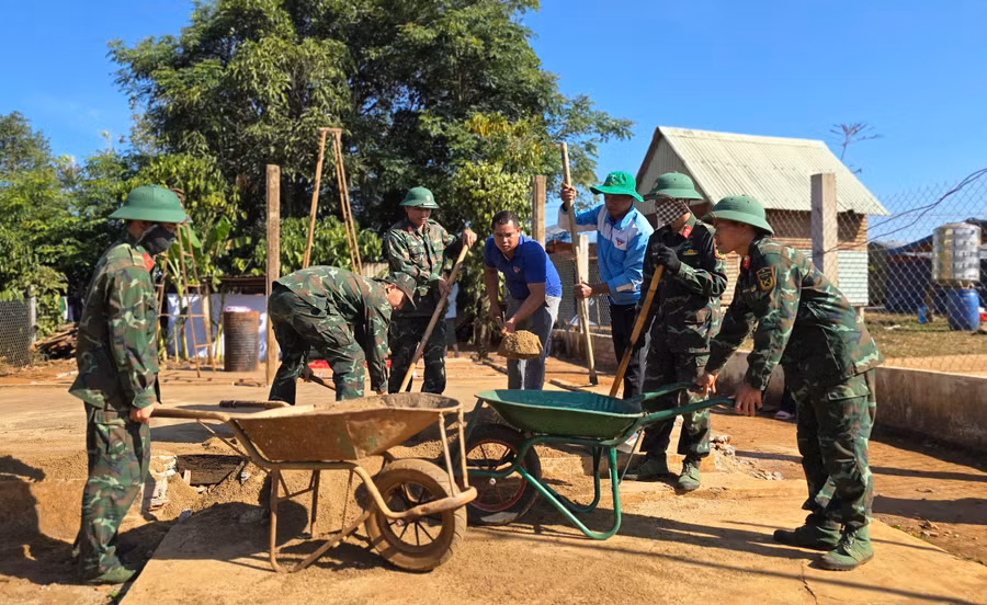 can-bo-chien-si-trung-doan-48-tham-gia-xoa-nha-tam-nha-dot-nat-tai-xa-gao-tp-pleiku-anh-ah.jpg